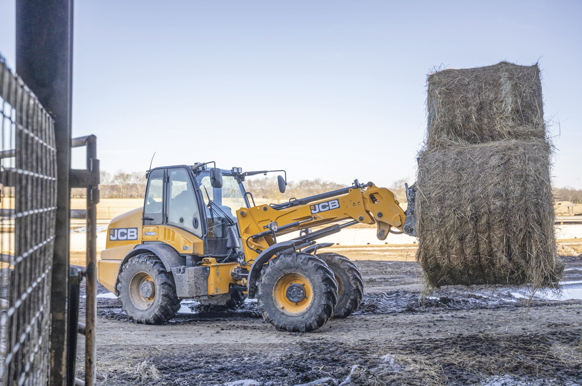 62228-ullyott-Moving-Round-Bales.jpg