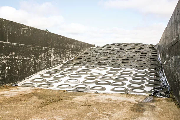 Feed bunk with cover