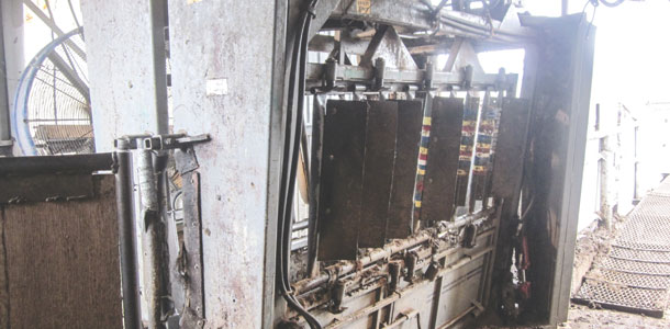 squeeze chute with louvers