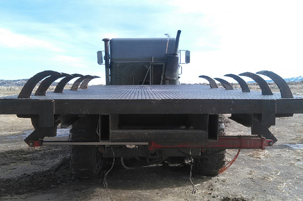 self-loading feed truck flatbed
