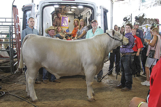 Case Beken and his family pose ringside with Casper and Mascheck after Grand Champion had been announced.