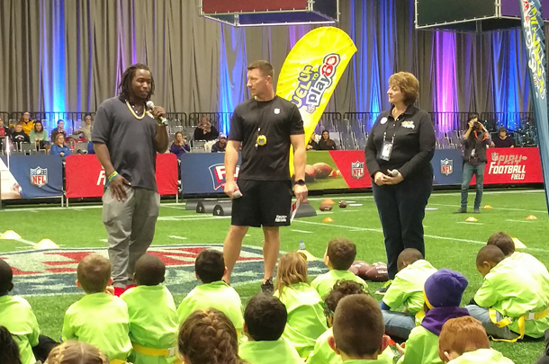Kareem Hunt, Coach Keith McMaster and Janet Bremer
