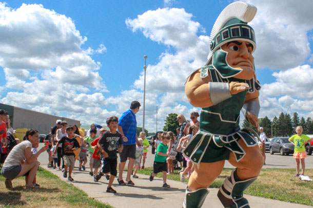 071918 kids running with mascot