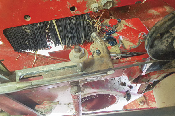 With an empty bale chamber, the rod at the end of the sliding top plate should be behind the cam