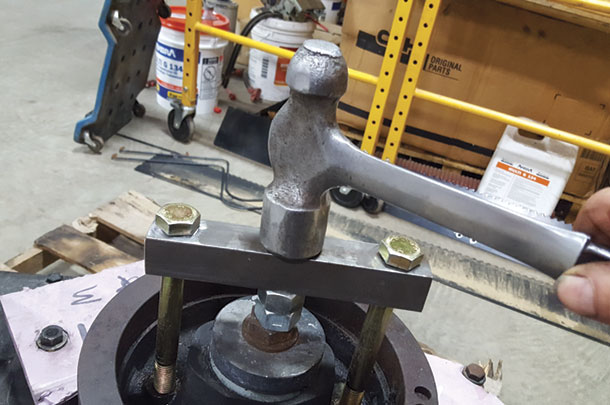 A hit from a hammer in the center of the pulling bar broke the pulley free.