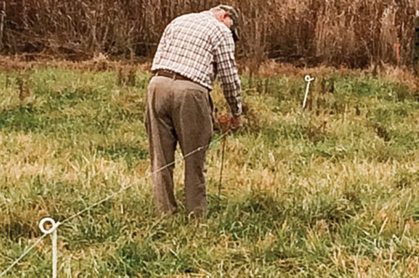 Oscho stringing temporary eletric fence wire