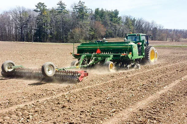 Pulling a corrugated roller beind the drill