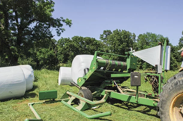 Wrapping round bales