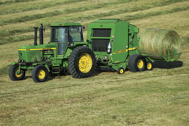 John Deere round baler and accumulator